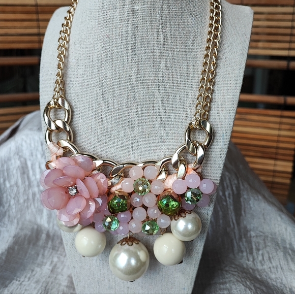 Pink Acrylic and Glass Peridot Faux Pearls Statement Necklace Gold Tone NWOT - Picture 3 of 12